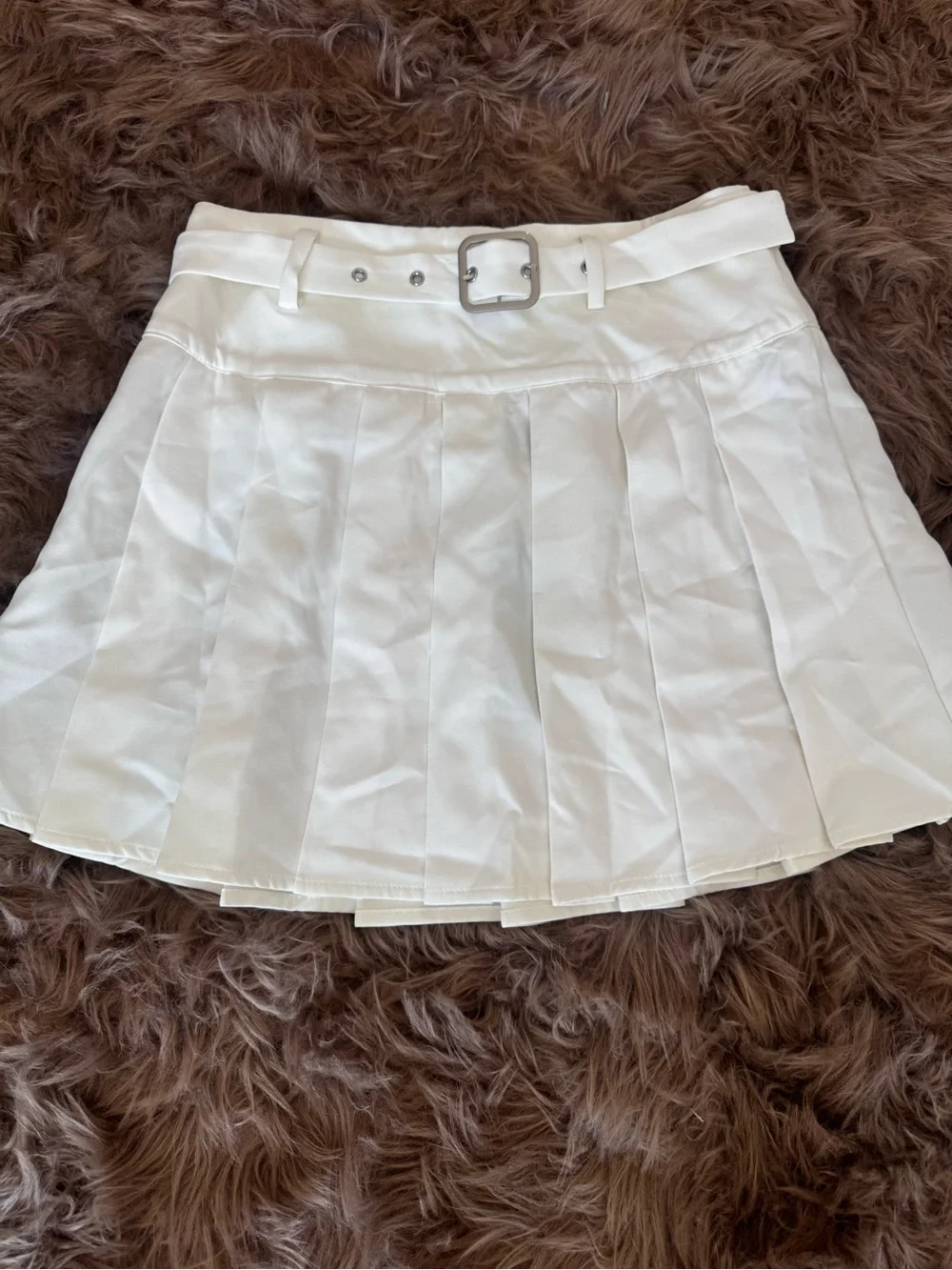 Pleated mini skirt white with buckle belt